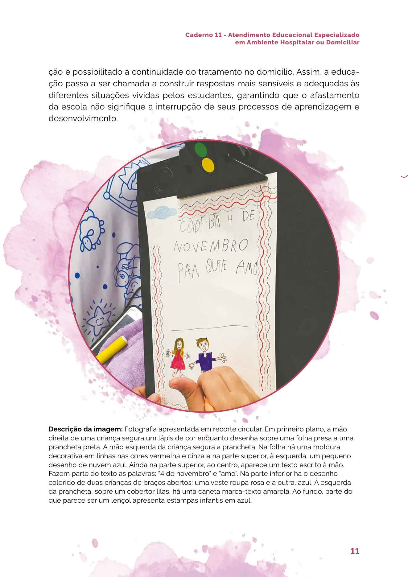 Fotografia em recorte circular: mão de uma criança segura um lápis de cor e desenha sobre uma folha presa a uma prancheta, em ambiente hospitalar
