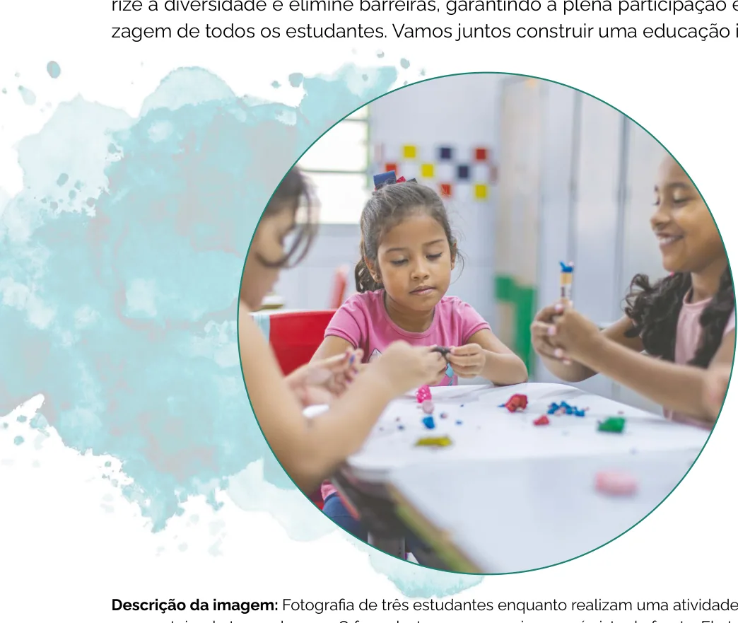 Fotografia de três estudantes trabalhando juntas em uma carteira, manuseando massa de modelar e outros materiais
