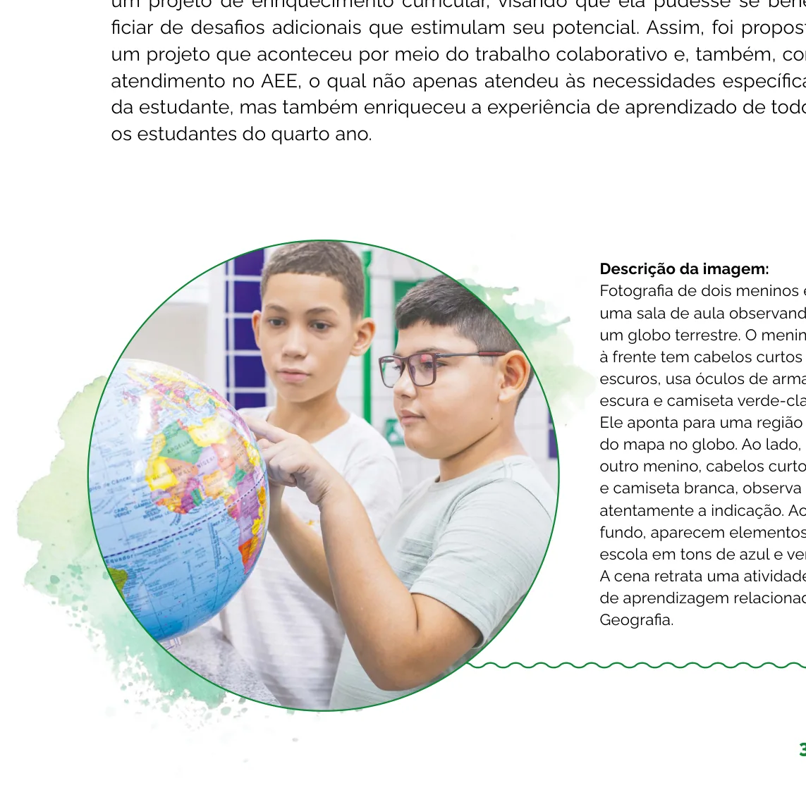 Fotografia de dois meninos em sala de aula observando e apontando para um globo terrestre