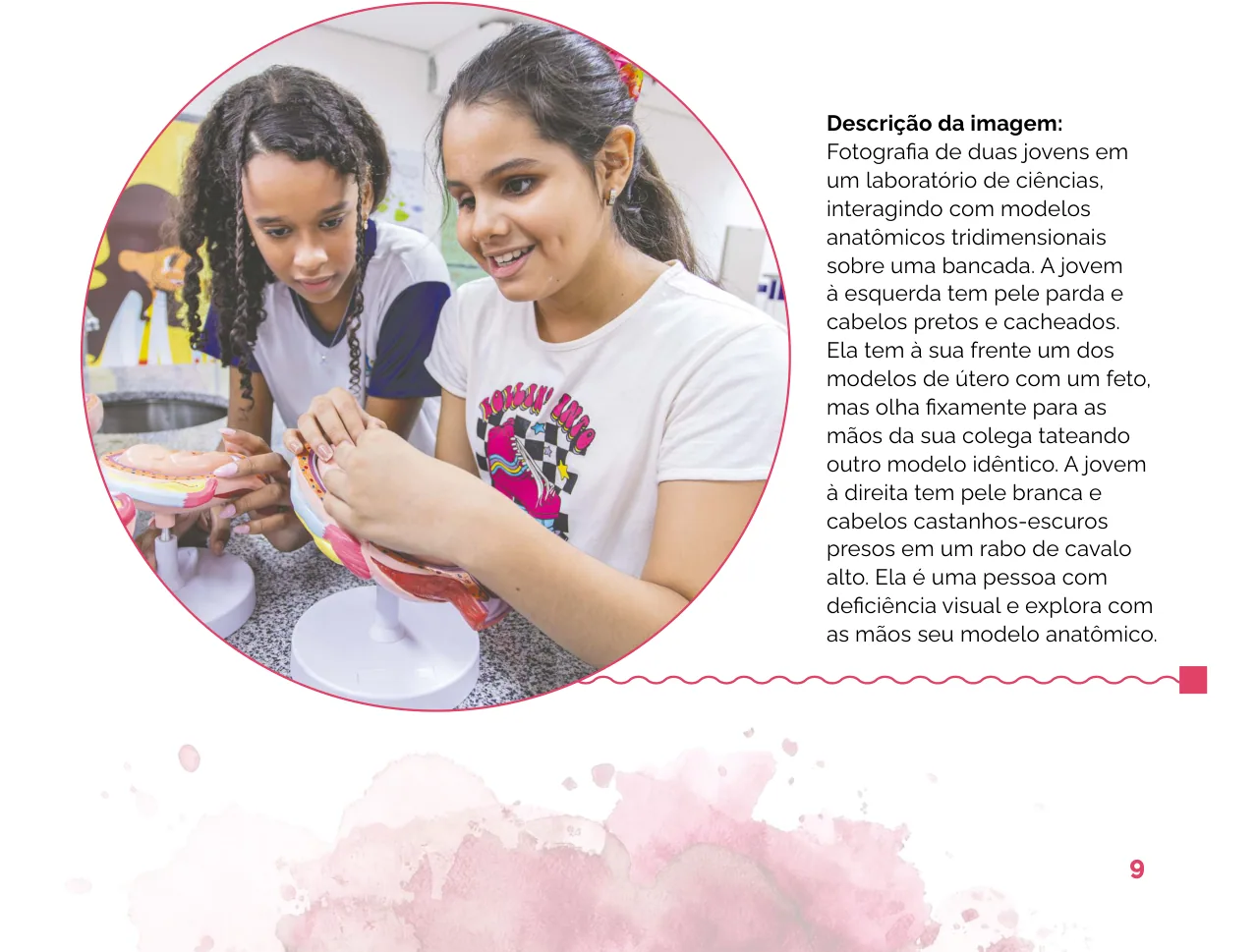 Fotografia de duas jovens em um laboratório de ciências explorando modelos anatômicos tridimensionais sobre uma bancada